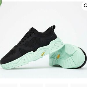 S12. NWT P448 Dean Vibram Sole Black Mint 40/Size 9